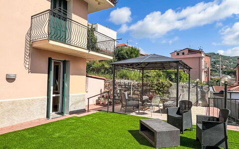 Daisy: Balkon, Wohnung, Gartenmöbel, Geländer, Zimmerpflanze, Hof, Veranda, Hotel, Zaun, Resort