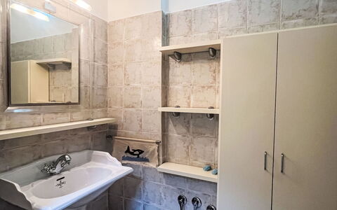 Daisy: Bad Sink, Armatur, Flooring, Sinken, Fussboden, Interior Design, Zapfhahn, Installation, Badezimmer, Countertop