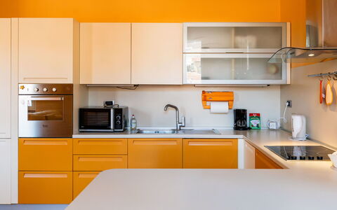 Daisy: Küche, Countertop, Küchengerät, Cabinetry, Interior Design, Möbel, Major Appliance, Holz, Gelb, Orange