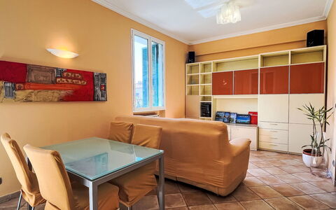 Daisy: Möbel, Interior Design, Flooring, Wand, Fussboden, Couch, Holz, Decke, Zimmer, Wohnzimmer