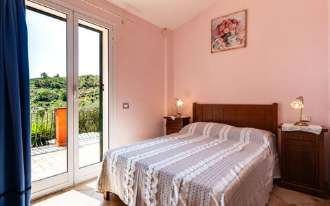 Orto di Silvia: Bett, Schlafzimmer, Bettdecke, Bedding, Interior Design, Bettrahmen, Linens, Fussboden, Zimmer, Zuhause