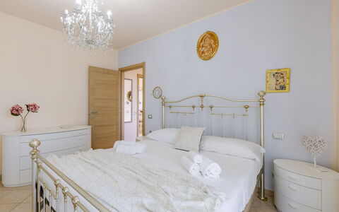 Sweet Loreto: Möbel, Bett, Schlafzimmer, Interior Design, Holz, Fussboden, Flooring, Bedding, Bettdecke, Beleuchtung