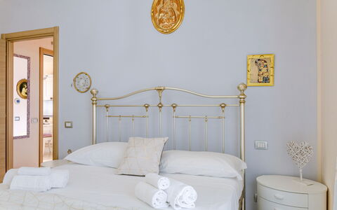 Sweet Loreto: Bett, Schlafzimmer, Bedding, Interior Design, Bettdecke, Möbel, Bettrahmen, Fussboden, Linens, Beleuchtung