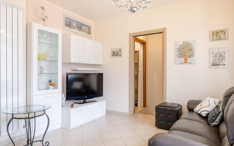 Sweet Loreto: Möbel, Interior Design, Flooring, Holz, Zimmer, Fussboden, Decke, Fernsehen, Wohnzimmer, Beleuchtung