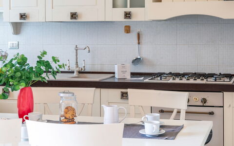 Sweet Loreto: Küche, Möbel, Countertop, Küchengerät, Interior Design, Cabinetry, Holz, Major Appliance, Flooring, Geschirr