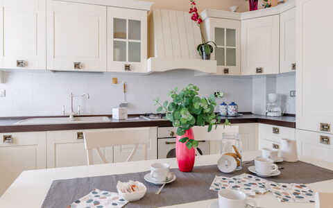 Sweet Loreto: Möbel, Küche, Interior Design, Cabinetry, Countertop, Holz, Geschirr, Küchengerät, Flooring, Zuhause