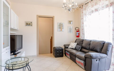 Sweet Loreto: Möbel, Interior Design, Flooring, Fussboden, Couch, Zimmer, Holz, Wohnzimmer, Fernsehen, Beleuchtung