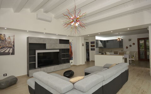 Villa Monaco: Möbel, Interior Design, Flooring, Wand, Fussboden, Decke, Holz, Couch, Wohnzimmer, Light Fixture