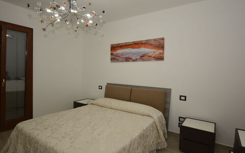 Villa Monaco: Bett, Schlafzimmer, Bettdecke, Bedding, Interior Design, Holz, Möbel, Fussboden, Linens, Bettrahmen