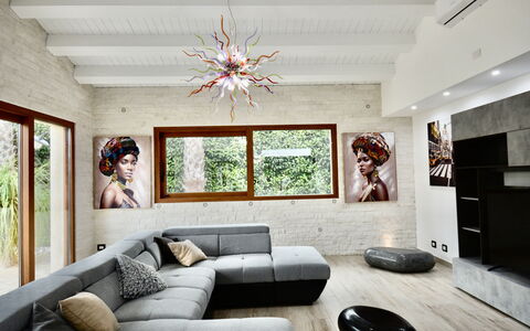 Villa Monaco: Möbel, Interior Design, Flooring, Couch, Fussboden, Wand, Wohnzimmer, Holz, Zuhause, Decke