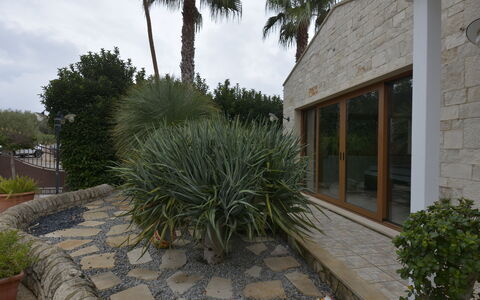 Villa Monaco: Strauch, Garten, Flagstone, Landscaping, Schatten, Beton, Cobblestone, Garten