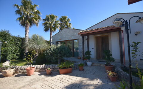 Villa Monaco: Strauch, Wohngebiet, Haus, Zuhause, Schatten, Hazienda, Estate, Landscaping, Garten
