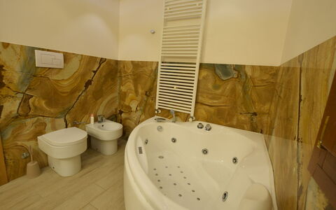 Villa Monaco: Flooring, Interior Design, Fussboden, Armatur, Beleuchtung, Badezimmer, Zimmer, Decke, Badewanne, Installation