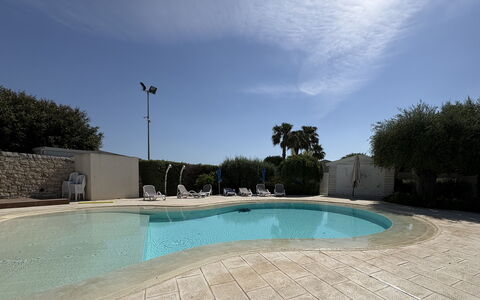 Villa Monaco: Schwimmbad, Verbundwerkstoff, Resort, Schatten, Water Feature, Beton, Landscaping, Gartenmöbel, Hotel