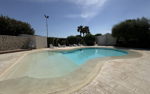 Villa Monaco: Schwimmbad, Verbundwerkstoff, Beton, Water Feature, Schatten, Resort, Landscaping, Fliese, Flagstone