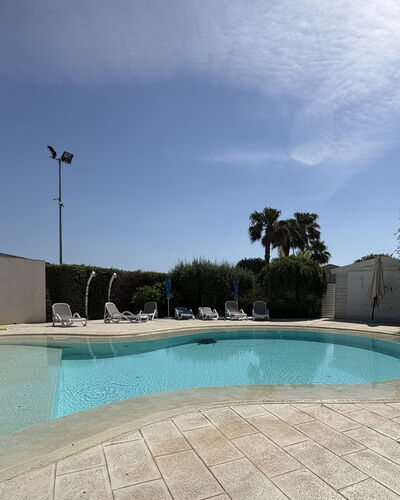Villa Monaco: Schwimmbad, Verbundwerkstoff, Resort, Schatten, Water Feature, Beton, Landscaping, Gartenmöbel, Hotel
