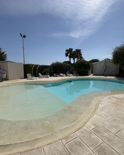 Villa Monaco: Schwimmbad, Verbundwerkstoff, Beton, Water Feature, Schatten, Resort, Landscaping, Fliese, Flagstone