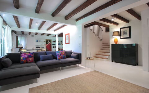 Villa Dorina: Möbel, Interior Design, Couch, Flooring, Fussboden, Wand, Wohnzimmer, Holz, Zuhause, Wohnung