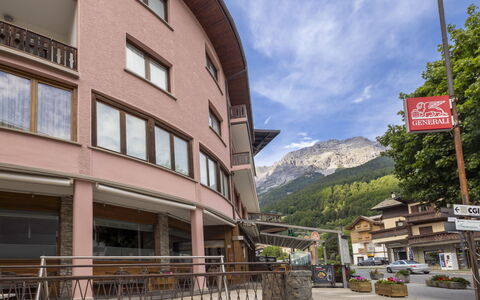 Bormio 37: Wohnung, Die Architektur, Wohngebiet, Eigentumswohnung, Verbundwerkstoff, Urban Design, Balkon, Mischnutzung, Schatten