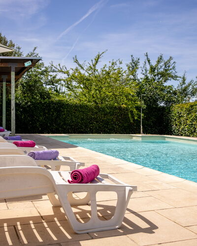 Il Cipresso, Casa Lucia, Cortona: Schwimmbad, Gartenmöbel, Möbel, Verbundwerkstoff, Garten, Schatten, Resort, Regenschirm, Landscaping, Stuhl