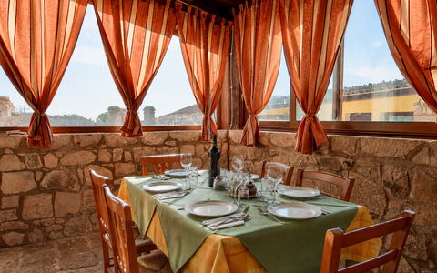 Antica Cascina 191: Möbel, Interior Design, Linens, Braun, Decke, Zimmer, Holzbeize, Stuhl, Fensterbehandlung, Vorhang
