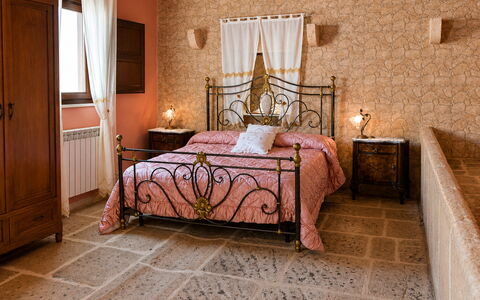 Antica Cascina 191: Möbel, Wand, Flooring, Interior Design, Fussboden, Beleuchtung, Schlafzimmer, Linens, Zimmer, Bett