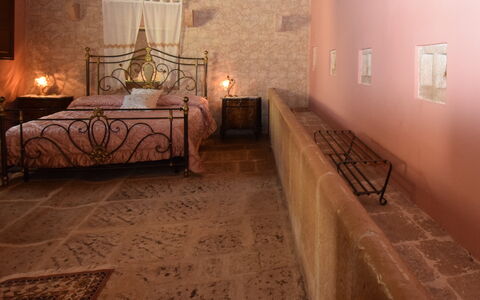 Antica Cascina 191: Wand, Flooring, Fussboden, Möbel, Schlafzimmer, Bettrahmen, Linens, Bedding, Bett, Bettdecke