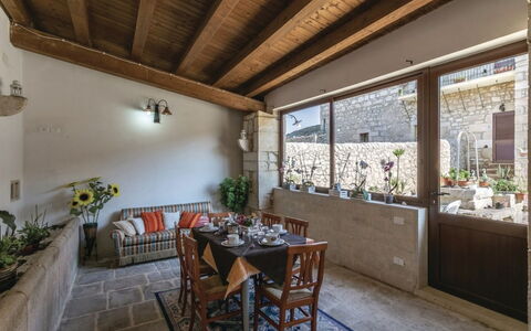 Antica Cascina 191: Wand, Möbel, Flooring, Interior Design, Fussboden, Beleuchtung, Decke, Blumentopf, Zimmerpflanze, Stuhl