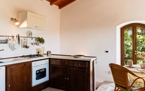 Casetta Pantasina: Holz, Möbel, Interior Design, Küche, Countertop, Flooring, Küchengerät, Fussboden, Cabinetry, Decke