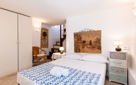 Casetta Pantasina: Möbel, Wohnung, Schlafzimmer, Zimmerpflanze, Resort, Blumentopf, Stuhl, Bett, Hotel, Bedding