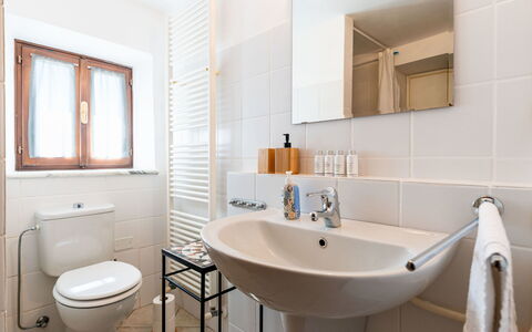 Casetta Pantasina: Badezimmer, Armatur, Interior Design, Flooring, Fussboden, Toilette, Sinken, Toilleten Sitz, Spiegel, Installation
