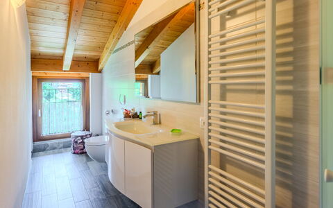 Melissa: Flooring, Interior Design, Armatur, Fussboden, Holz, Decke, Sinken, Zapfhahn, Badezimmer, Installation