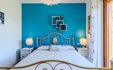 Melissa: Blau, Möbel, Bett, Schlafzimmer, Interior Design, Wand, Bedding, Bettdecke, Textil, Decke