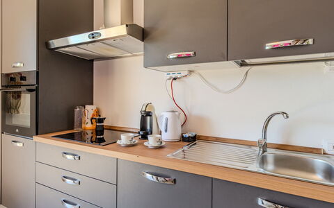 Melissa: Küche, Küchengerät, Countertop, Cabinetry, Major Appliance, Interior Design, Haushaltsgerät, Möbel, Holz, Spüle