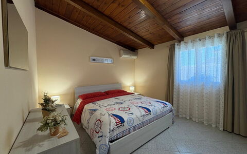 Villa Gloria: Bett, Interior Design, Möbel, Schlafzimmer, Fussboden, Flooring, Zimmer, Holz, Decke, Bettdecke
