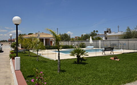 Villa Gloria: Schwimmbad, Wohngebiet, Schatten, Resort, Gartenmöbel, Estate, Hazienda, Landscaping, Hof, Garten