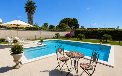 Villa Gloria: Schwimmbad, Blau, Wasser, Resort, Gartenmöbel, Water Feature, Verbundwerkstoff, Flagstone, Eco Hotel, Fliese