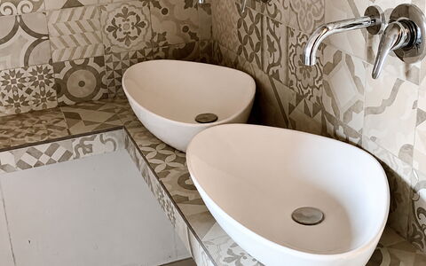Villa Gloria: Flooring, Bad Sink, Armatur, Interior Design, Badezimmer, Fussboden, Sinken, Fliese, Installation, Porzellan