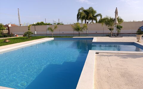 Villa Gloria: Schwimmbad, Blau, Wasser, Resort, Verbundwerkstoff, Water Feature, Fliese, Schatten, Eco Hotel