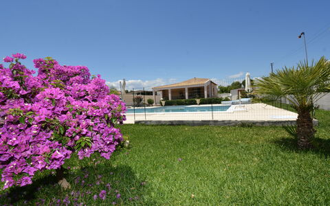 Villa Gloria: Schwimmbad, Resort, Garten, Landscaping, Schatten, Eco Hotel, Gartenmöbel, Hazienda, Garten