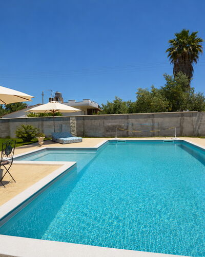 Villa Gloria: Schwimmbad, Blau, Wasser, Gartenmöbel, Resort, Sonnenliege, Verbundwerkstoff, Fliese, Water Feature, Schatten