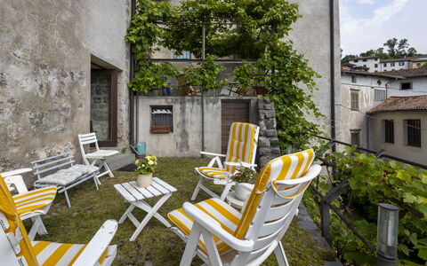Casa Torre Il Castello: Möbel, Küche & Esszimmer Tisch, Stuhl, Fussboden, Meer, Balkon, Ozean, Resort, Eco Hotel, Esszimmer