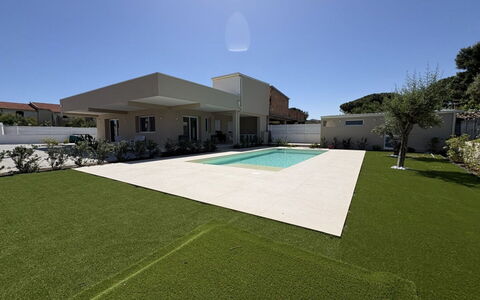 Villa Marzia - Augusta: Rasen, Garten, Kunstrasen, Estate, Garten, Landscaping, Hinterhof, Schatten, Villa, Hof