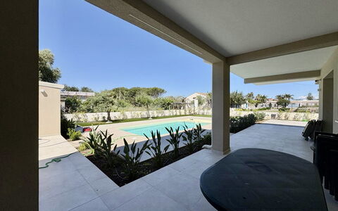 Villa Marzia - Augusta: Die Architektur, Wohngebiet, Zuhause, Verbundwerkstoff, Estate, Beton, Schatten, Garten, Flagstone, Landscaping