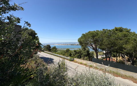 Villa Marzia - Augusta: Himmel, Blau, Baum, Blatt, Vegetation, Strauch, Durchgangsstrasse, Küste, Zaun