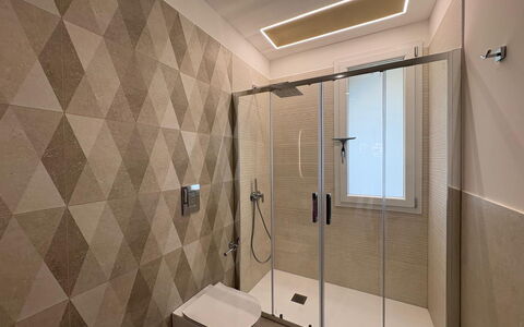 Villa Marzia - Augusta: Flooring, Fussboden, Wand, Interior Design, Holz, Decke, Armatur, Fliese, Badezimmer, Braun