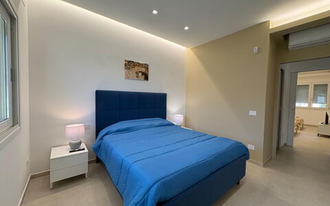Villa Marzia - Augusta: Möbel, Bett, Interior Design, Flooring, Fussboden, Schlafzimmer, Holz, Decke, Zimmer, Beleuchtung