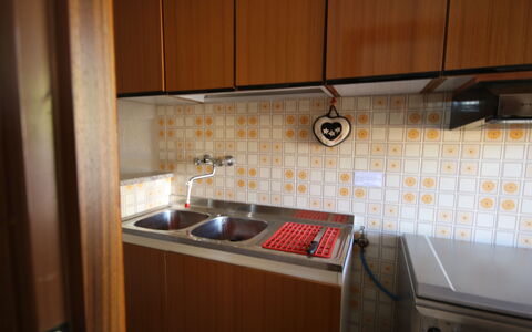 Il Paradiso tra Gli Ulivi: Küche, Holz, Flooring, Spüle, Sinken, Countertop, Major Appliance, Küchengerät, Fussboden, Interior Design