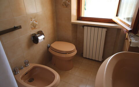 Il Paradiso tra Gli Ulivi: Toilleten Sitz, Badezimmer, Armatur, Toilette, Flooring, Fussboden, Sinken, Interior Design, Bad Sink, Installation
