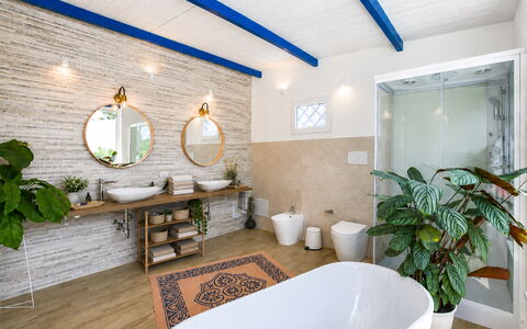 Villa Didymos: Wand, Interior Design, Armatur, Bad Sink, Badezimmer, Flooring, Zapfhahn, Beleuchtung, Sinken, Decke